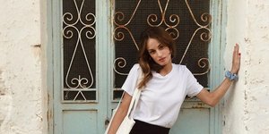 Η Μαρία Βοσκοπούλου δείχνει το ολόλευκο σαλόνι της 