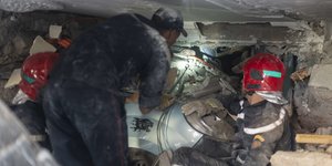 Προσπάθεια διάσωσης εγκλωβισμένου από τα ερείπια σπιτιού σε χωριό του Μαρόκου