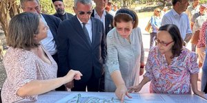 μενδωνη κοιταει μακετα