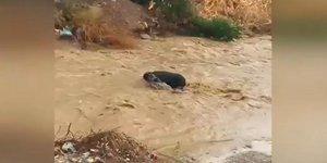 Μενίδι ρέμα Εσχατιά άντρας πάει να το διασχίσει και παρασύρεται από χείμαρρο