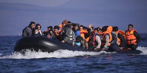 Μετανάστες φτάνουν με βάρκα στη Λέσβο