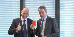 Ο Κυριάκος Μητσοτάκης δείχνει κόκκινη κάρτα δίπλα στον Τζιάνι Ινφαντίνο