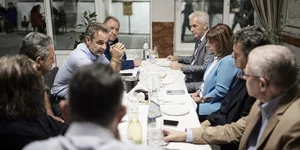 Έφτασε στον Έβρο ο Κυριάκος Μητσοτάκης -Δείπνησε στην πλατεία της Δαδιάς μαζί με την Κατερίνα Σακελλαροπούλου