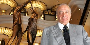 Ο Μοχάμεντ Αλ Φαγέντ μπροστά από το άγαλμα του Ντόντι και της Νταϊάνα στα Harrods