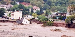 Σαν χάρτινα καταρρέουν τα σπίτια στο Μουζάκι