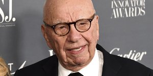 Ρούπερτ Μέρντοχ μαυρη γραβατα σακακι