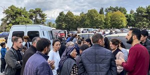 Ένας υπάλληλος της τοπικής αυτοδιοίκησης, δεξιά με τα κόκκινα, προσπαθεί να ηρεμήσει τους κατοίκους κατά τη διάρκεια πυροβολισμών στην περιοχή, στο Στεπανακέρτ του Ναγκόρνο-Καραμπάχ, στις 21 Σεπτεμβρίου