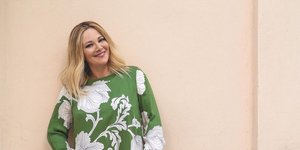 η Νάνσυ Ζαμπέτογλου με φόρεμα