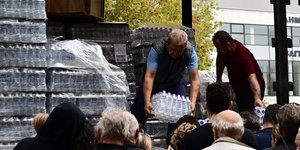 μοιράζουν νερά στο Βόλο μετά το πέρασμα του Daniel καταγγελία Μπέου για νερά