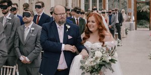 Τυφλή νύφη περπατά στην εκκλησία και οι καλεσμένοι έχουν δεμένα τα μάτια τους