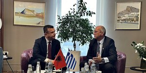 Γιάννης Οικονόμου με τον Αλβανό ομόλογό του