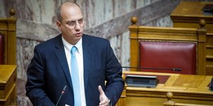 Ο Γιάννης Οικονόμου στη Βουλή