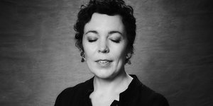 Η Ολίβια Κολμαν ποζάρει με κλειστά μάτια 