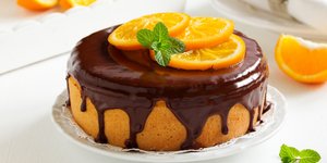 Λαχταριστό κέικ πορτοκάλι με επικάλυψη σοκολάτας 