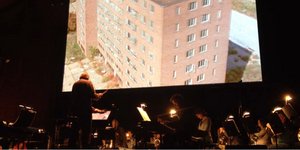 Philip Glass παιζει μουσική πάνω στην ταινία