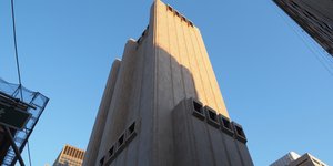 Ο ουρανοξύστης χωρίς παράθυρα στη Νέα Υόρκη έχει προκαλέσει πολλές θεωρίες συνωμοσίας