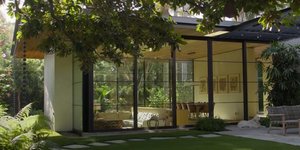 Μια πολυτελής κατοικία που μοιάζει να «εξαφανίζεται» στον κήπο -Με διάφανους τοίχους και πολύ φως