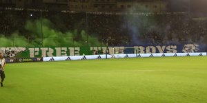 παναθηναϊκοί σήκωσαν πανό για τους δολοφόνους του Κατσούρη