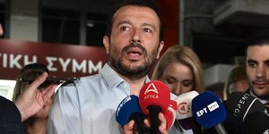 Ο Νίκος Παππάς έξω από τα γραφεία του ΣΥΡΙΖΑ στην Κουμουνδούρου