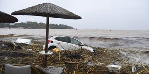 Αυτοκίνητο έχει παρασυρθεί στη θάλασσα από την κακοκαιρία Daniel