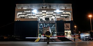 Το πλοίο Blue Horizon νύχτα στον Πειραιά