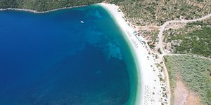 παραλία με κρυστάλλινα νερά