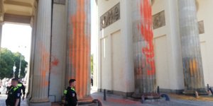 Ακτιβιστές έβαψαν την Πύλη του Βραδεμβούργου