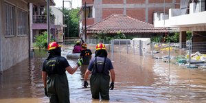 Πυροσβέστες σε πλημμυρισμένο δρόμο