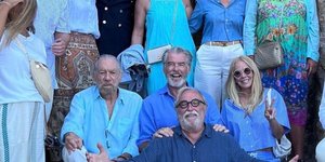 Ο Πιρς Μπρόσναν με παρέα στην Πάτμο