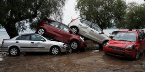 Τι ψάχνουν στα πλημμυρισμένα αυτοκίνητα της Θεσσαλίας