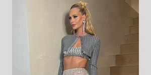 Η Πόπι Ντελεβίν μαγνήτισε τα βλέμματα με ένα μαύρο φόρεμα