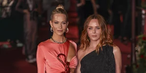 Η Πόπι Ντελεβίν με την Stella McCartney