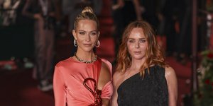 Η Πόπι Ντελεβίν με την Stella McCartney