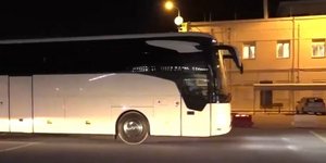 Πούλμαν μεταφέρει κόσμο