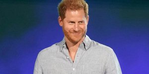 ο πρίγκιπας Χάρι με μπλε πουκάμισο