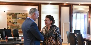 Χειραψία Μενδώνη - Πτωχού