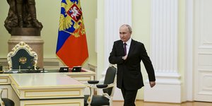 O Βλάντιμιρ Πούτιν περπατά γρήγορα στο προεδρικό Μέγαρο