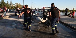 πυροσβεστες βαρκα στα χερια