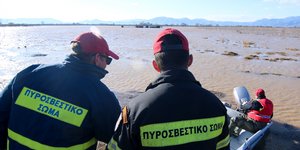 Πυροσβέστες σε πλημμυρισμένη περιοχή