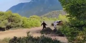 Θεατρές στο Ραλι Ακρόπολις τρέχουν να γλιτώσουν από αυτοκίνητο που εκτράπει