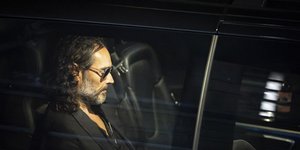 Ο Ράσελ Μπραντ εθεάθη μετά τις καταγγελίες 