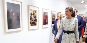 Η βασίλισσα Λετίθια με long jacket και μαύρα slingback από τα Massimo Dutti