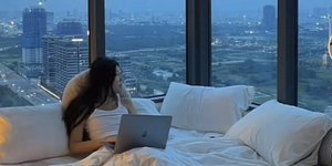 γυναίκα σε δωμάτιο 