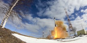 Εκτόξευση ρωσικού διηπειρωτικού βαλλιστικού πυραύλου Sarmat ικανού να φέρει πυρηνικές κεφαλές