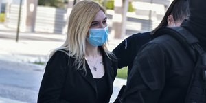 Η Ρούλα Πισπιρίγκου οδηγείται στο δικαστήριο