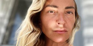 Η Ρούλα Ρέβη ποζάρει με μαύρο κορμάκι