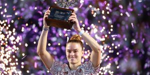 Η Μαρία Σάκκαρη με το τρόπαιο που κέρδισε στη Γουαδαλαχάρα