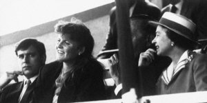 Η βασίλισσα Ελισάβετ με τον πρίγκιπα Άντριου και την Σάρα Φέργκιουσον