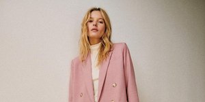 γυναίκα με ροζ κοστούμι Sezane