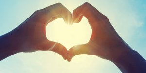 Χέρια που ενώνονται σε σχήμα καρδιάς
